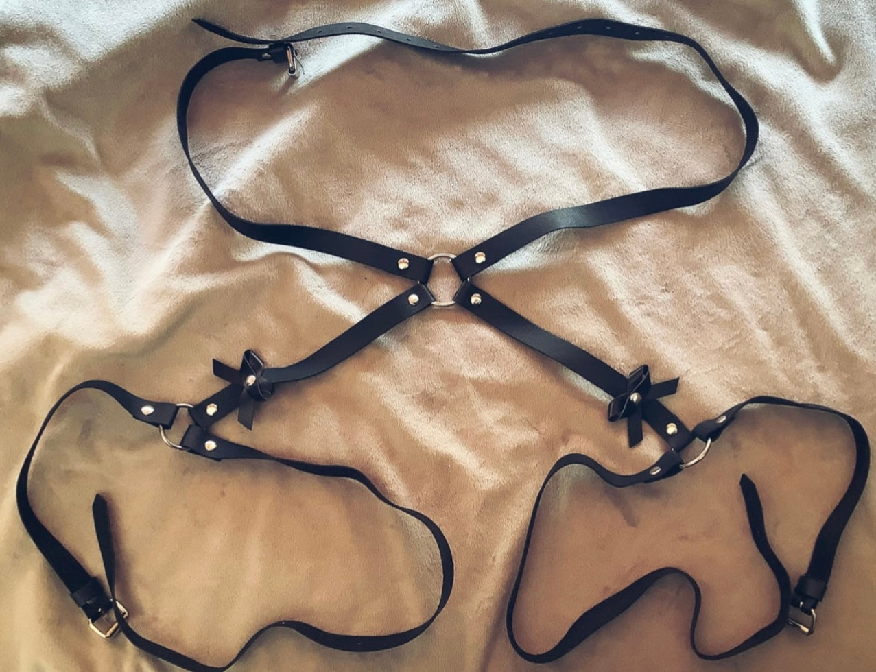Ribbon butt harness